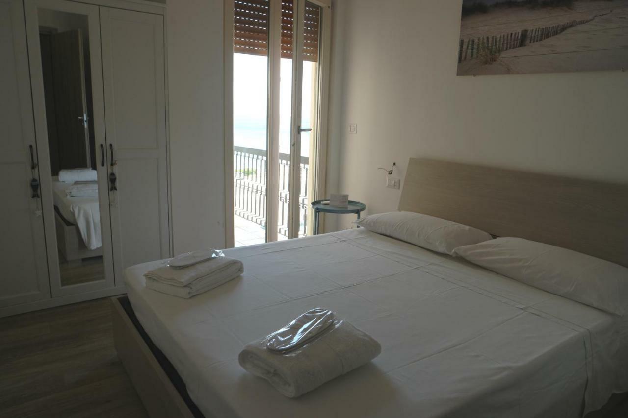 Attico Galilei Fronte Mare By Salentoville 加利波利 外观 照片